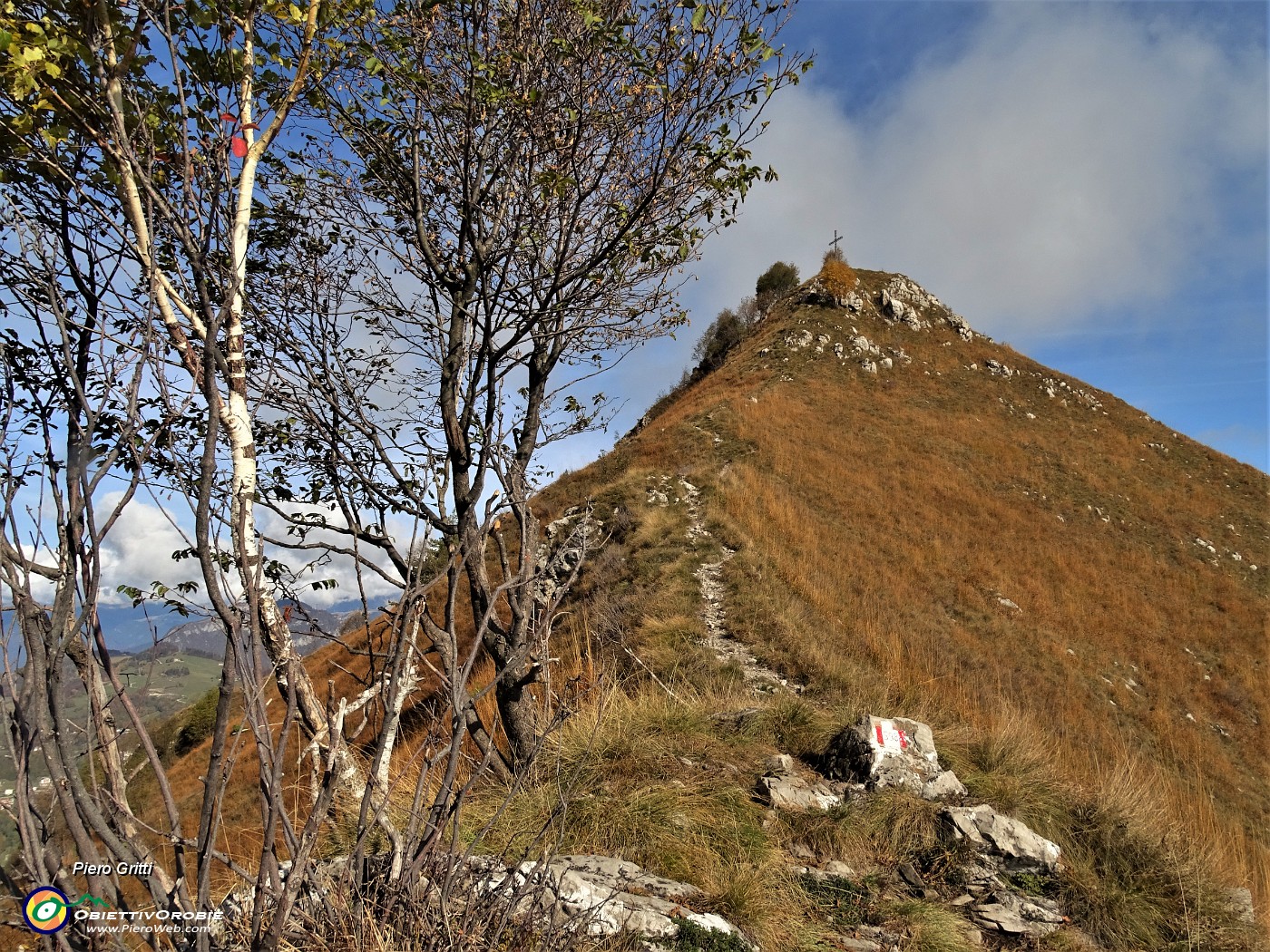 38 Alla selletta tra Val Brembana e Val Serina  (1280 m) ...rampatina finale per la vetta!.JPG